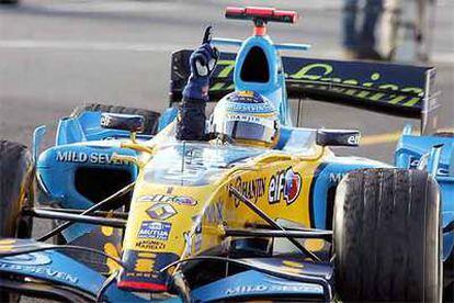 Alonso levanta el dedo en señal de triunfo tras cruzar la meta.