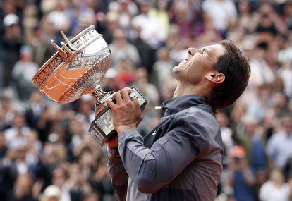 Roland Garros 2019. Nadal alza el trofeo tras ganar al austriaco Dominic Thiem en la final por 6-3, 5-7, 6-1 y 6-1. 