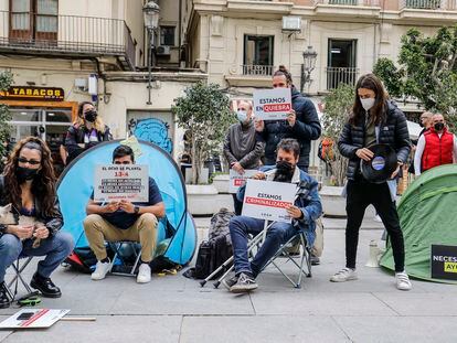 Trabajadores del ocio nocturno frente al Palau de la Generalitat de Valencia reclamando ayudas, el 27 de abril de 2021.