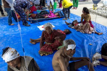 Victimas del terremoto son atendidas en el exterior del hospital Dhading en Dhading Besi, Nepal.