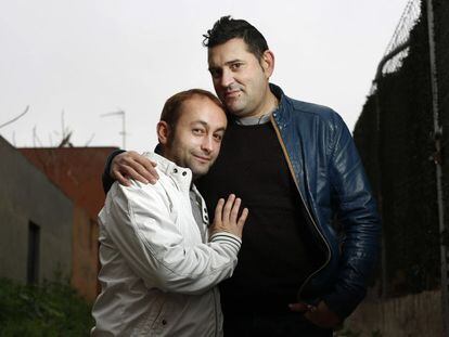 Salvador Alférez, a la derecha, con su pareja, el miércoles en Madrid.