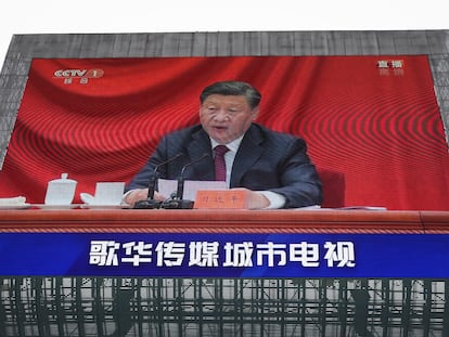Una pantalla gigante retransmitía el martes en Pekín el discurso de Xi Jinping por el centenario de las juventudes del PCCh.