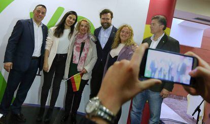 Los líderes de Vox Rocío Monasterio (segunda por la izquierda) e Iván Espinosa de los Monteros (cuarto por la izquierda) junto a simpatizantes y otros dirigentes del partido al término de un mitin en febrero en Torrejón de Ardoz.