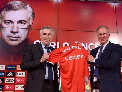 Ancelotti, junto a Rummenigge durante su presentaci&oacute;n como entrenador del Bayern de M&uacute;nich.