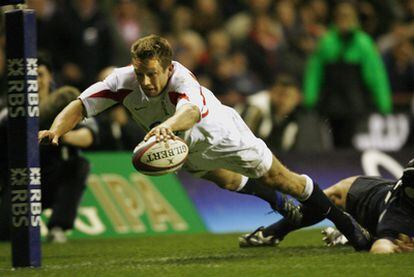 Jonny Wilkinson marca un ensayo durante un Seis Naciones.