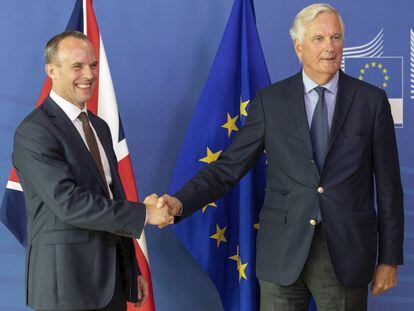 El ministro del Brexit, Dominic Raab, junto al negociador comunitario, Michel Barnier, este martes en Bruselas.