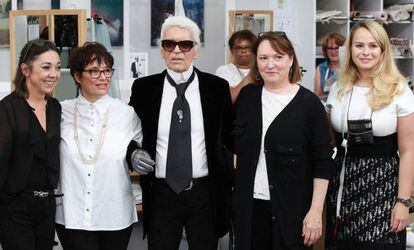 Karl Lagerfeld junto a su equipo de costura.