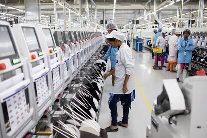 Empleados en una fábrica de móviles de Foxconn en el Estado indio de Tamil Nadi, en 2019. 