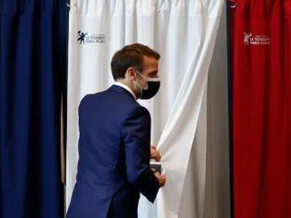 El presidente francés, Emmanuel Macron, en un colegio electoral.