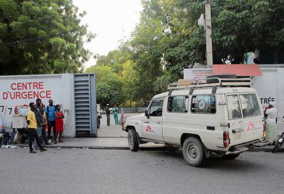 Una ambulancia entra en una clínica de urgencias en Puerto Príncipe, el 4 de octubre de 2022.