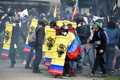 Los manifestantes se preparan para enfrentarse a los antidisturbios, en Bogotá (Colombia).