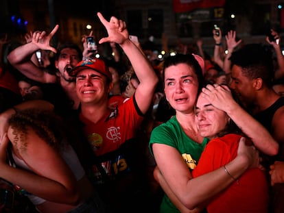 Partidarios de Lula festejan su triunfo electoral este domingo en Río de Janeiro.