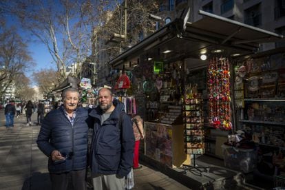 Los pajareros de la Rambla de Barcelona: “La misión es evitar que derrumben  los quioscos” | Cataluña | EL PAÍS