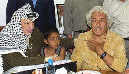 Yasir Arafat con Ahmed Yubara, preso liberado ayer por Israel.

 / AFP