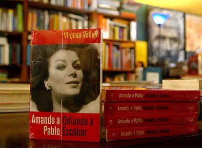 Ejemplares del libro Amando a Pablo, odiando a Escobar, de Virginia Vallejo, en una librería colombiana