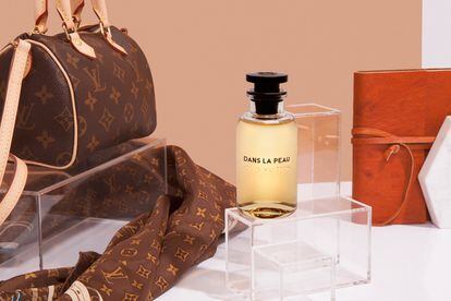 Perfume ‘Dans La Peu’ de la colección Les Parfums (200 euros). Pañuelo de seda (330 euros). Bolso Nano Speedy (650 euros). TODO DE LOUIS VUITTON.