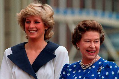 Isabel II y Lady Di en el cumpleaños de la reina madre en 1987.