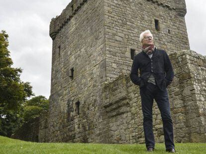 Ken Follet, en el castillo del Lago Leven, en Escocia. En el v&iacute;deo, la entrevista.