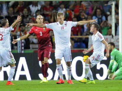 Los jugadores albaneses celebran la victoria en presencia de Pepe.