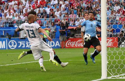 El uruguayo Edinson Cavani marca el tercer gol a Rusia.