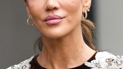 Una mujer lleva los aretes Clash de Cartier, en febrero de 2024.