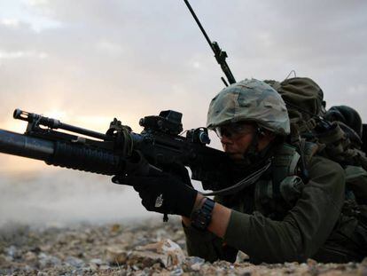 Un soldado israel&iacute; en unas maniobras este mi&eacute;rcoles en Arad, sur de Isarel.