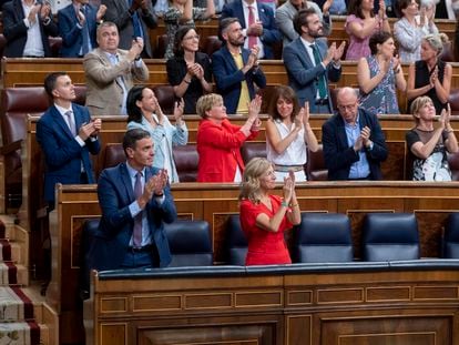 El presidente del Gobierno, Pedro Sánchez, y la vicepresidenta segunda y ministra de Trabajo y Economía Social, Yolanda Díaz, aplauden tras aprobarse el proyecto de ley de Memoria Democrática tras el final del XXVI Debate del Estado de la Nación.