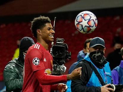 Rashford se retira con el balón depués de marcarle tres goles al Red Bull Leipzig en Old Trafford el pasado miércoles.