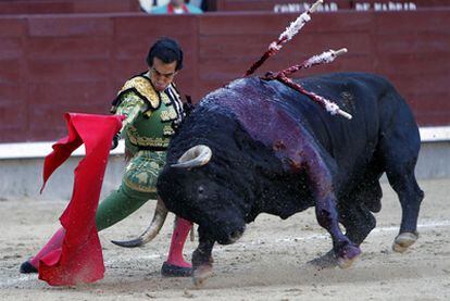 Leandro Sánchez, durante su faena al quinto toro de la tarde.