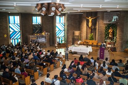 
Paco Blanco, párroco de la iglesia Nuestro Sagrado Corazón, se dirige a los inmigrantes durante el sorteo.

