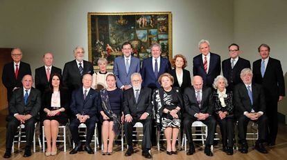 Foto de familia de la entrega de medallas de la Orden de Alfonso X El Sabio en el Museo del Prado.