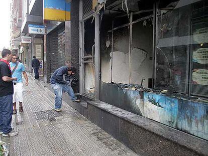 Una oficina de Iberia destrozada en el barrio de Algorta, en Getxo, la pasada madrugada.
