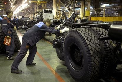 Dos obreros montan un camión en la fábrica MAZ de Minsk.