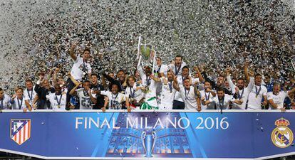 Los jugadores del Real Madrid con la Champions.