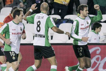 Stuani, Colsa y Munitis celebran el gol del Racing.