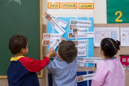 Niños y letreros en catalán en un aula P3.