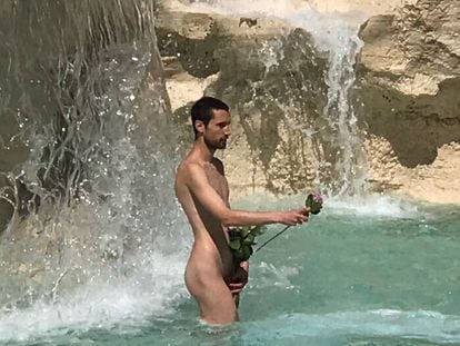 Adri&aacute;n Pino, durante una &#039;performance&#039; en la Fontana di Trevi