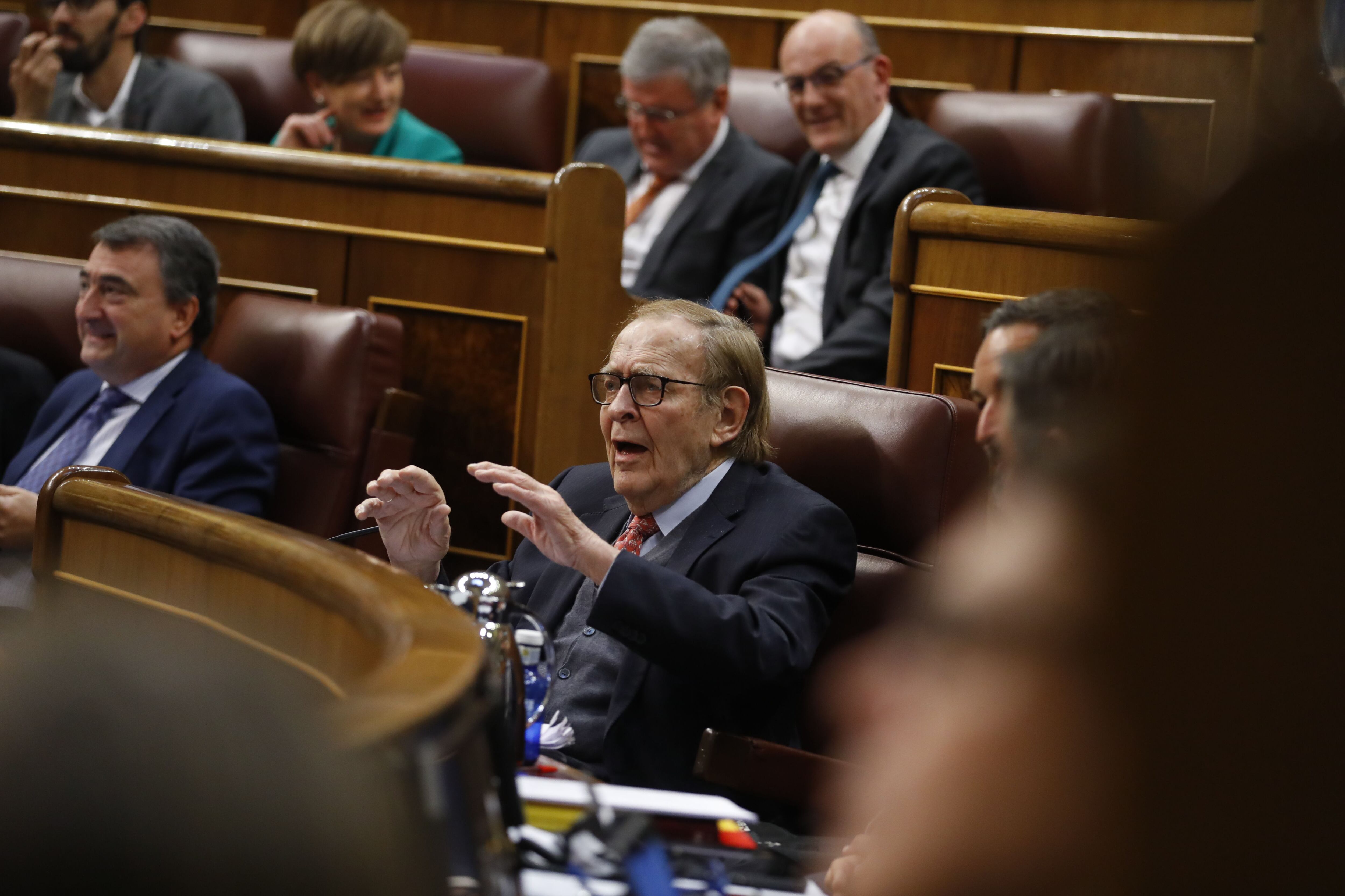 Ramón Tamames interrumpe el discurso de Pedro Sánchez para afearle que vaya 