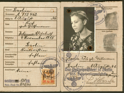 Pasaporte falsificado que usó Marie Jalowicz, cortesía de su hijo Hermann Simon.
