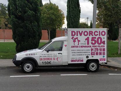 Una divorcioneta aparcada en una calle de Madrid.