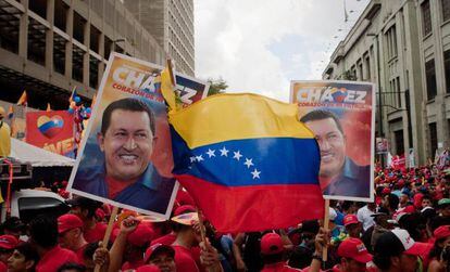Seguidores Chávez participan en un acto de su campaña en Caracas.