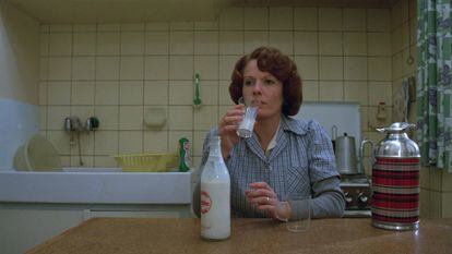 Delphine Seyrig, en un fotograma de 'Jeanne Dielman, 23, quai du Commerce, 1080 Bruxelles', de Chantal Akerman.