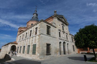Fachada y entrada al monasterio de la Inmaculada Concepción en Loeches (Madrid) el pasado martes.