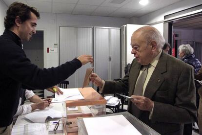 El expresidente de la Generalitat Jordi Pujol, acompañado de su esposa, Marta Ferrusola (d, fondo), ha votado en un colegio electoral de Barcelona.