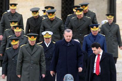 Erdogan, con los jefes del Ejército, en el mausoleo de Atatürk en Ankara, en 2009.