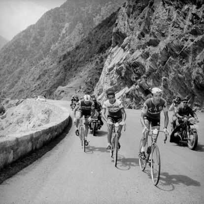 Federico Bahamontes, en el centro, junto Julio Jiménez (derecha) y Raymond Poulidor (izquierda), en el Tour de Francia del año 1965.