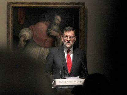 El presidente del Gobierno, Mariano Rajoy, lee su discurso durante el acto de la donaci&oacute;n de la colecci&oacute;n V&aacute;rez Fisa al Prado.