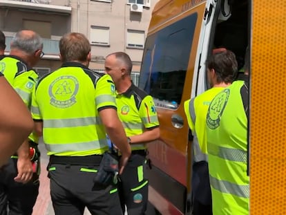 Varios sanitarios atienden a la víctima, ya dentro de la ambulancia.