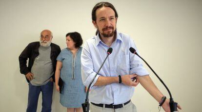 Pablo Iglesias tras la reuni&oacute;n de este s&aacute;bado. Al fondo, Manuel Espinar y Estefan&iacute;a Torres.