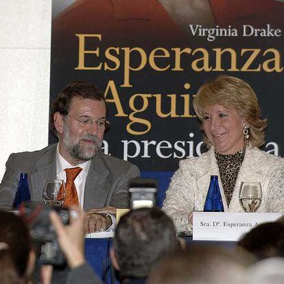 Esperanza Aguirre y el líder del PP, Mariano Rajoy, y durante la presentación de la biografía autorizada de la actual presidenta de la Comunidad de Madrid.